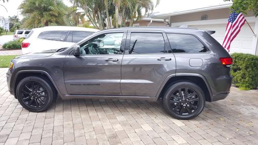 Photo 1 of 16 of 2018 Jeep Grand Cherokee Laredo